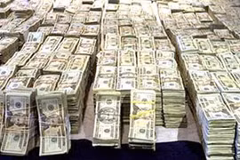 Bắt một phụ nữ vận chuyển trái phép 200.000USD
