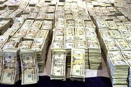 Bắt một phụ nữ vận chuyển trái phép 200.000USD