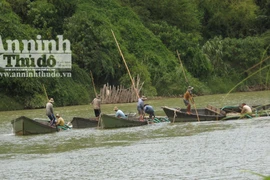 “Cát tặc” lộng hành vác đao đòi chặt tay, chặt chân người dân