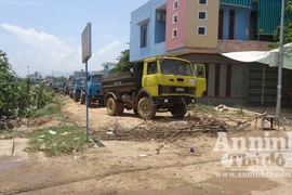 Dân cản đường vì xe tải gây bụi