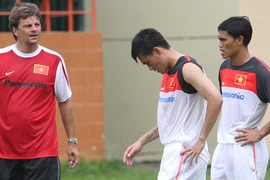  Gấp rút bịt lỗ thủng