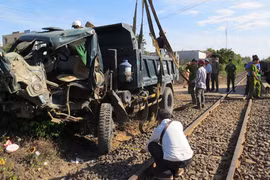 Tàu hỏa SE7 đâm trực diện ô tô tải