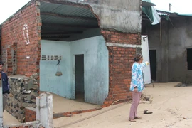 Liên triều cường đánh sập khu nhà xưởng, uy hiếp cảng cá