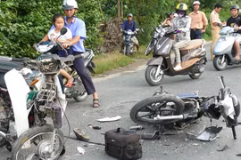 Tự tông vào dải phân cách, một người chết, một người bị thương