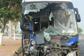 Xe khách đấu đầu xe tải, 7 người trọng thương