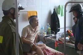 Một cán bộ Công an bị thương trong khi cứu dân