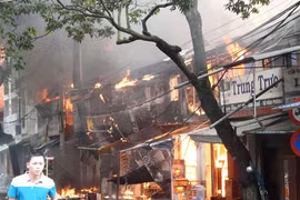 Hỏa hoạn thiêu rụi 15 cửu hiệu buôn bán tại phố Y Jút
