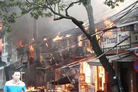 Hỏa hoạn thiêu rụi 15 cửu hiệu buôn bán tại phố Y Jút