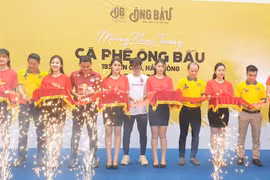 Kiatisak và học trò đến mừng Văn Toàn thành ông chủ