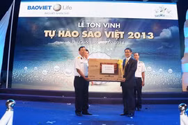 Bảo Việt Nhân thọ tặng quà Bộ Tư lệnh vùng 5 Hải Quân