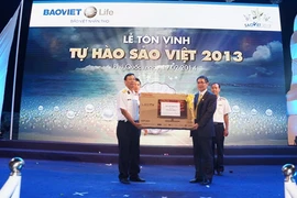 Bảo Việt Nhân thọ tặng quà Bộ Tư lệnh vùng 5 Hải Quân