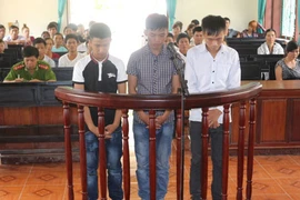 Nhóm côn đồ dùng dao, côn vào trường cướp tài sản của học sinh