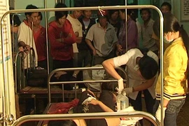 Lật xe ô tô làm 4 người chết và 21 người bị thương 