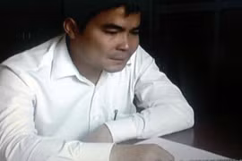 Giả danh nhà báo chỉ với chiếc thẻ nhân viên