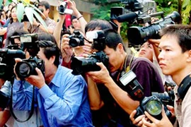 Chỉ thị của Thành ủy Hà Nội về việc cung cấp thông tin và trả lời báo chí