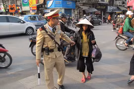 Một việc làm tận tụy của 2 cảnh sát giao thông