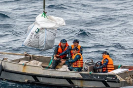 Hành trình sóng gió trên biển, đưa quà Tết tới nhà giàn, đảo xa