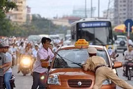 Chạy quá tốc độ còn tông xe vào CSGT