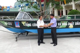 PVFCCo tặng xuồng Trường Sa CQ-01 trị giá 3,5 tỷ đồng cho hải quân