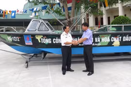 PVFCCo tặng xuồng Trường Sa CQ-01 trị giá 3,5 tỷ đồng cho hải quân