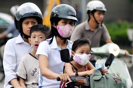 Phụ huynh vẫn lơ là việc đội mũ bảo hiểm cho trẻ em