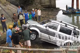 Ô tô lao xuống sông vì đạp nhầm chân ga