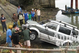 Ô tô lao xuống sông vì đạp nhầm chân ga