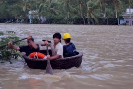 Một người bị lũ cuốn trôi do mưa bão