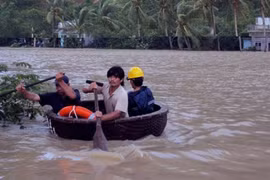 Một người bị lũ cuốn trôi do mưa bão