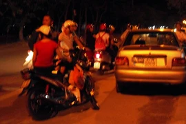 Hai mẹ con bị ô tô cán khi sang đường