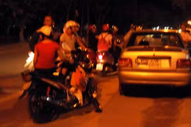 Hai mẹ con bị ô tô cán khi sang đường