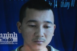 Chĩa súng vào đầu, cắt tóc vợ để thỏa cơn say