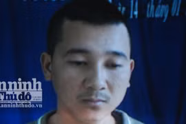 Chĩa súng vào đầu, cắt tóc vợ để thỏa cơn say