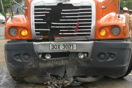 Xe đầu kéo đè nát xe mô tô, 2 người chết thảm