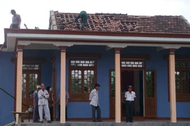 Lốc xoáy làm tốc hàng chục nhà dân