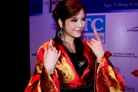 Choáng với váy tiền tỷ của Lý Nhã Kỳ