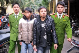 Manh động cướp xe taxi, cướp xe máy