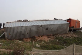 Xe container lại ngửa “tênh hênh” trên đường