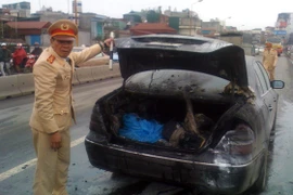 Xem cảnh ôtô bạc tỉ đột ngột phát hỏa trên cầu Chương Dương