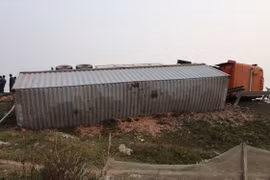 Xe container lại ngửa “tênh hênh” trên đường