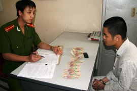 Bắt quả tang đối tượng lưu hành tiền giả