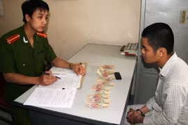 Bắt quả tang đối tượng lưu hành tiền giả