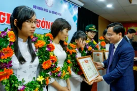 Vinh danh 20 nữ sinh tiêu biểu công nghệ thông tin 2016