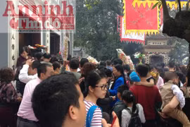 Quá tải lượng khách du xuân tại các điểm tín ngưỡng