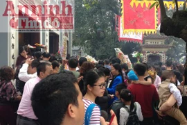 Quá tải lượng khách du xuân tại các điểm tín ngưỡng