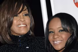 Con gái danh ca Whitney Houston rơi vào tình trạng nguy kịch