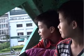 Chuyện về 4 đứa trẻ sống vắt vẻo trên dầm cầu giữa TP.HCM