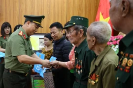 Công an Thủ đô tri ân chiến sỹ Điện Biên Phủ, đồng hành cùng Công an xã và nhân dân vùng biên