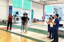 Cái bắt tay khép lại vụ xô xát giữa Vũ Thành An và Nguyễn Văn Quyết