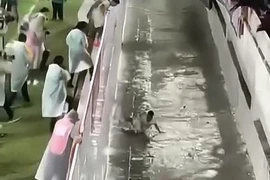 Tuyển thủ Indonesia ngã hố sâu 3 mét khi ăn mừng bàn thắng